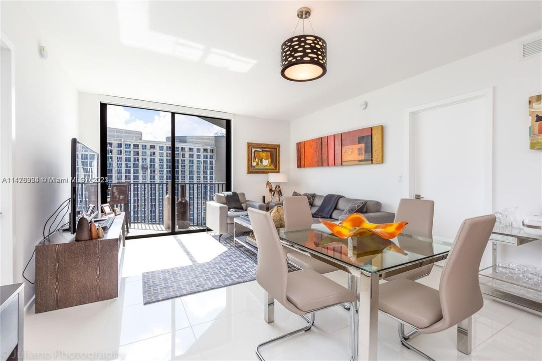 For Sale: $520,000 (2 beds, 2 baths, 960 Square Feet)