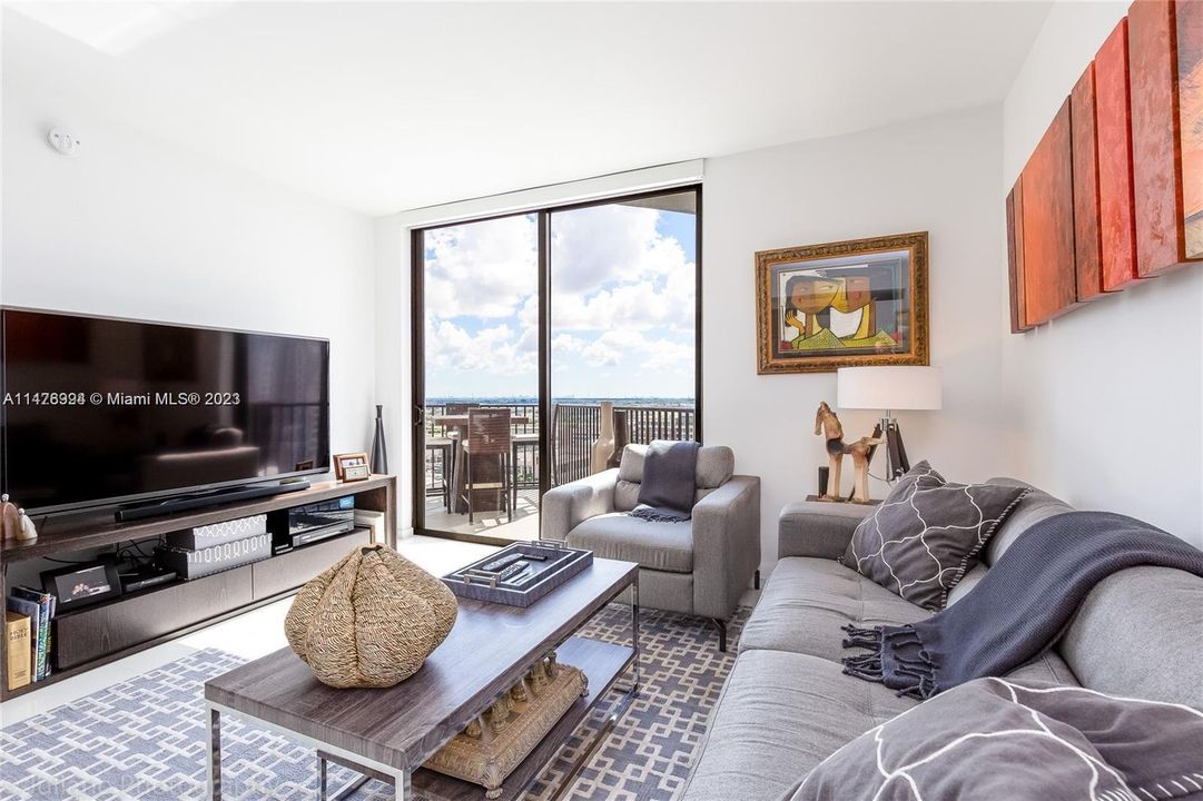 For Sale: $520,000 (2 beds, 2 baths, 960 Square Feet)