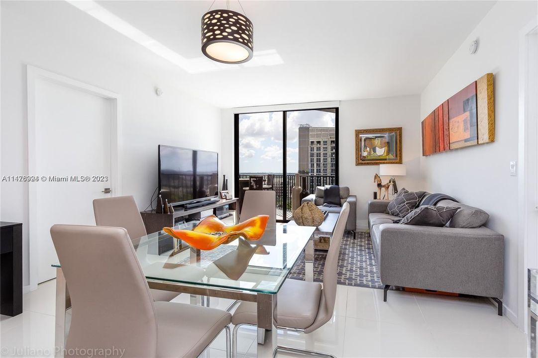 For Sale: $520,000 (2 beds, 2 baths, 960 Square Feet)