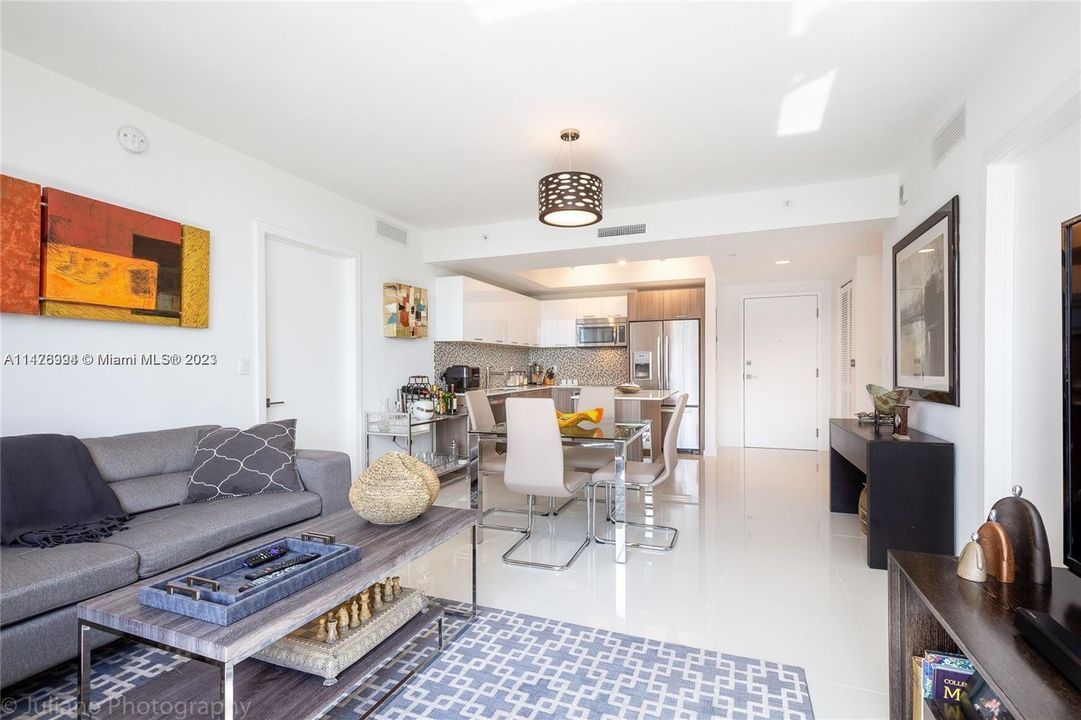 For Sale: $520,000 (2 beds, 2 baths, 960 Square Feet)