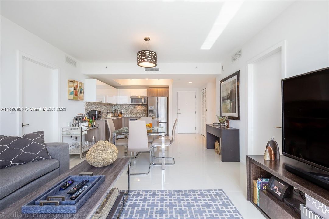 For Sale: $520,000 (2 beds, 2 baths, 960 Square Feet)