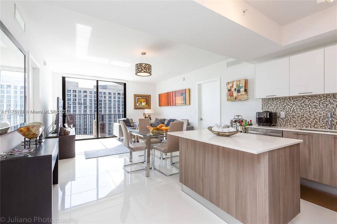 For Sale: $520,000 (2 beds, 2 baths, 960 Square Feet)