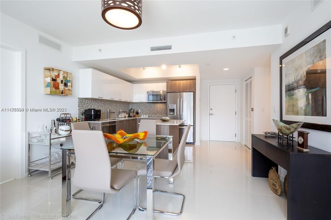 For Sale: $520,000 (2 beds, 2 baths, 960 Square Feet)