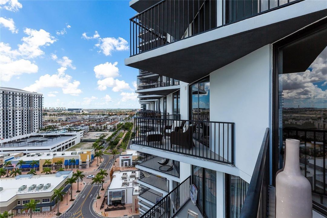 For Sale: $520,000 (2 beds, 2 baths, 960 Square Feet)