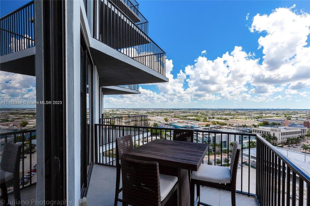 For Sale: $520,000 (2 beds, 2 baths, 960 Square Feet)