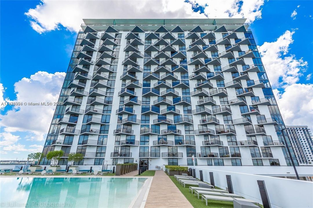 For Sale: $520,000 (2 beds, 2 baths, 960 Square Feet)