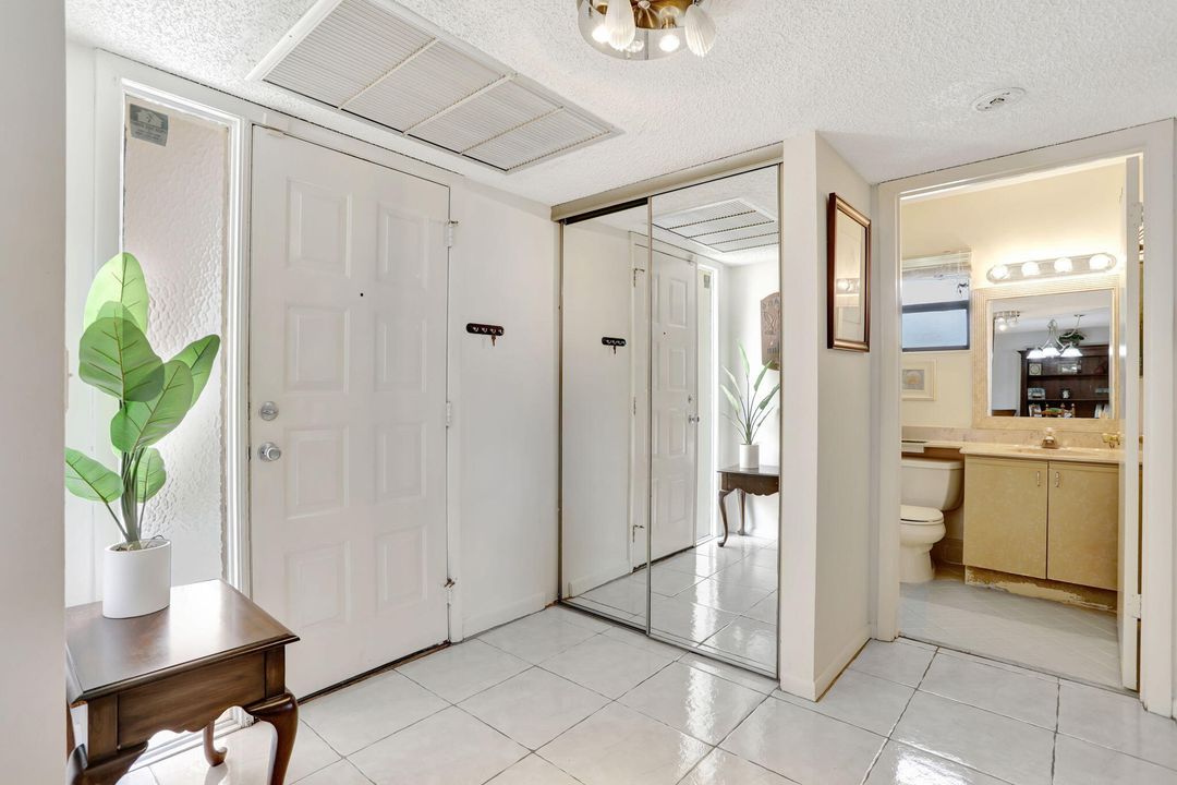 На продажу: $229,900 (2 спален, 2 ванн, 955 Квадратных фут)