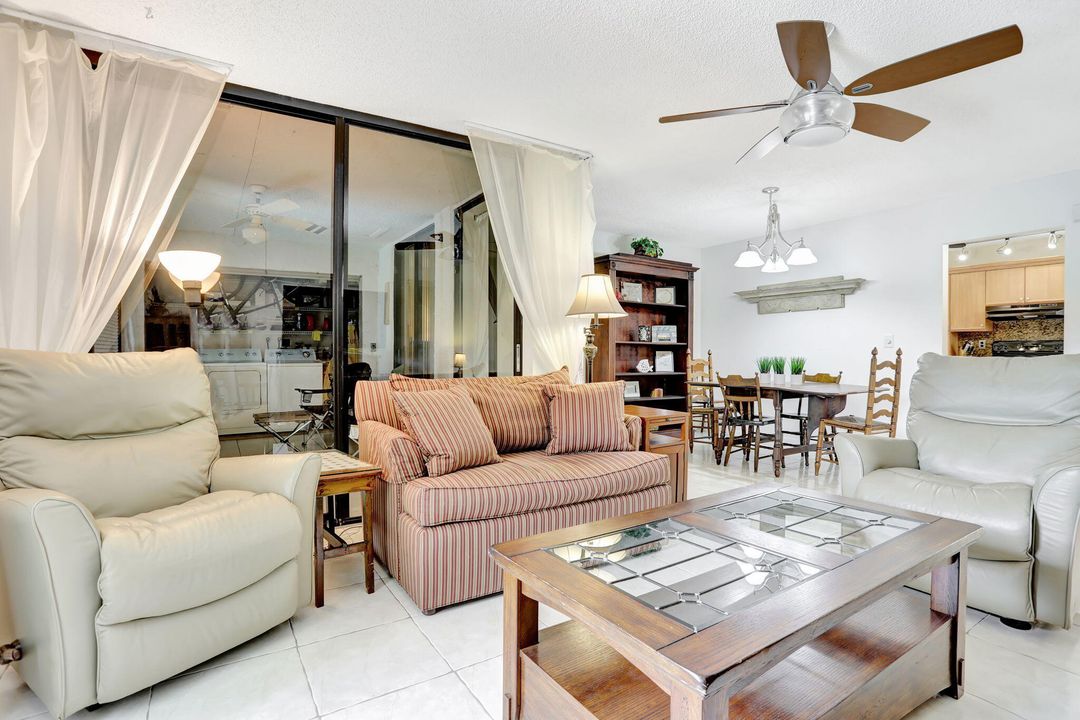 На продажу: $229,900 (2 спален, 2 ванн, 955 Квадратных фут)