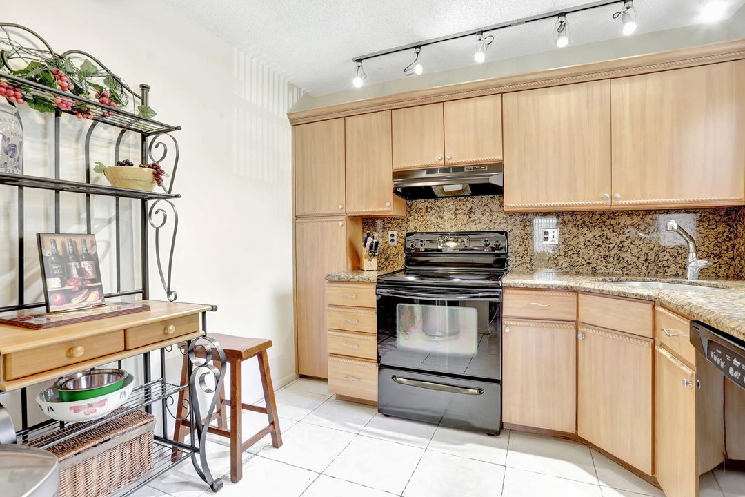 На продажу: $229,900 (2 спален, 2 ванн, 955 Квадратных фут)