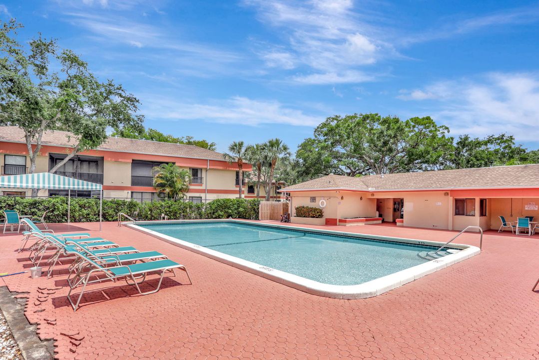 На продажу: $229,900 (2 спален, 2 ванн, 955 Квадратных фут)