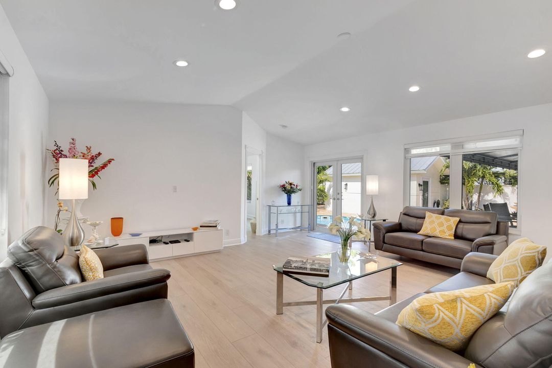 Под контрактом: $1,550,000 (4 спален, 4 ванн, 1896 Квадратных фут)