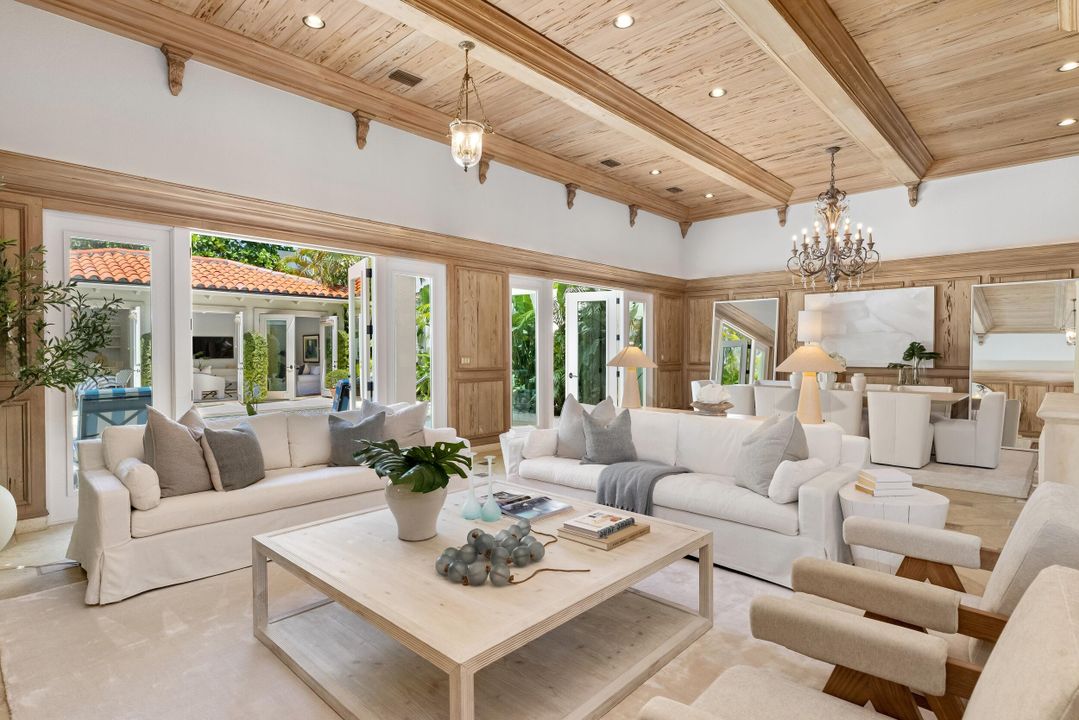 最近售出: $12,850,000 (4 贝兹, 5 浴室, 4738 平方英尺)