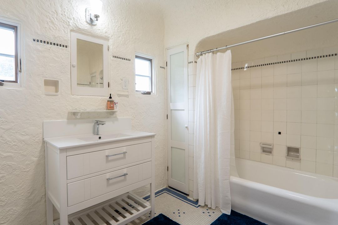 待售: $1,299,000 (4 贝兹, 2 浴室, 2330 平方英尺)