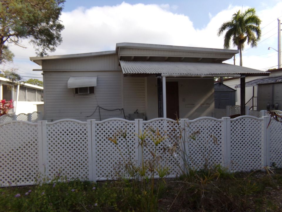 For Sale: $79,000 (1 beds, 1 baths, 797 Square Feet)