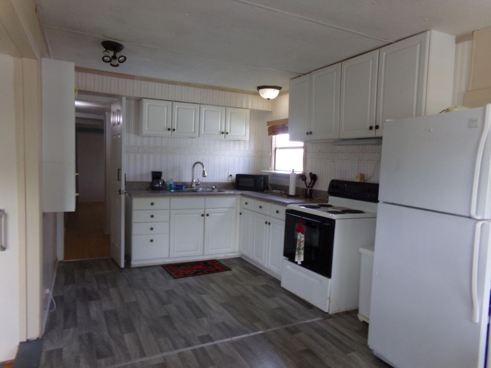 For Sale: $79,000 (1 beds, 1 baths, 797 Square Feet)