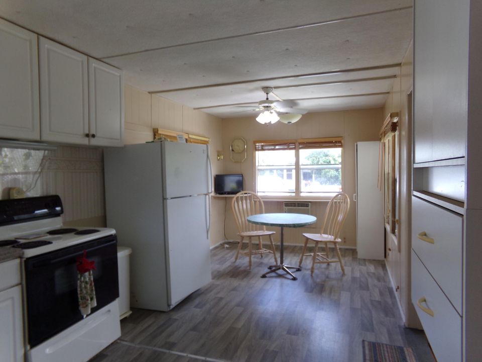 For Sale: $79,000 (1 beds, 1 baths, 797 Square Feet)