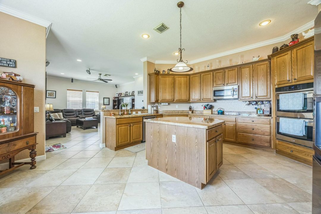 待售: $869,000 (6 贝兹, 5 浴室, 3837 平方英尺)