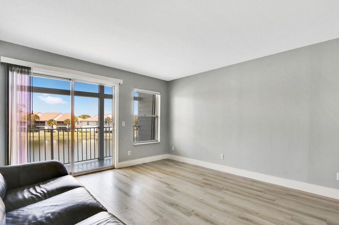 Под контрактом: $250,000 (2 спален, 2 ванн, 770 Квадратных фут)