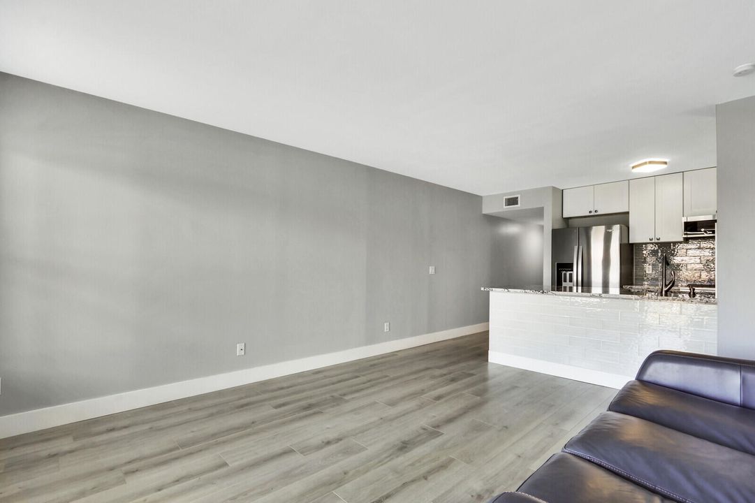 Под контрактом: $250,000 (2 спален, 2 ванн, 770 Квадратных фут)