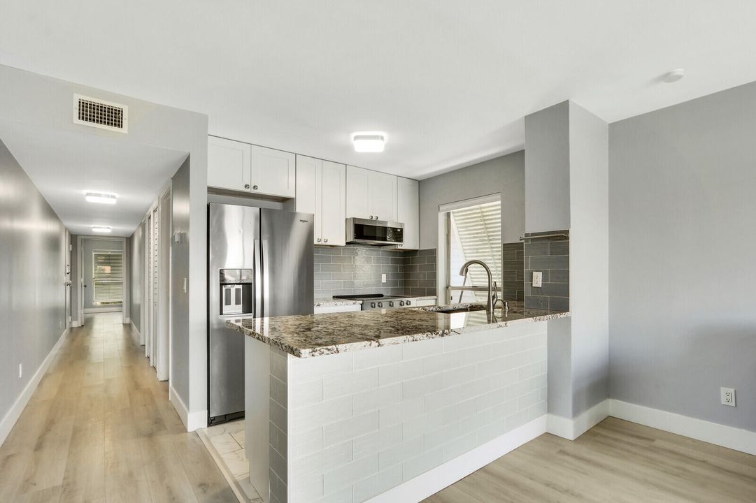 Под контрактом: $250,000 (2 спален, 2 ванн, 770 Квадратных фут)