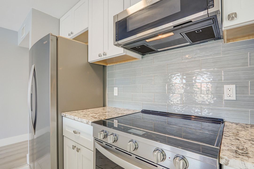 Под контрактом: $250,000 (2 спален, 2 ванн, 770 Квадратных фут)