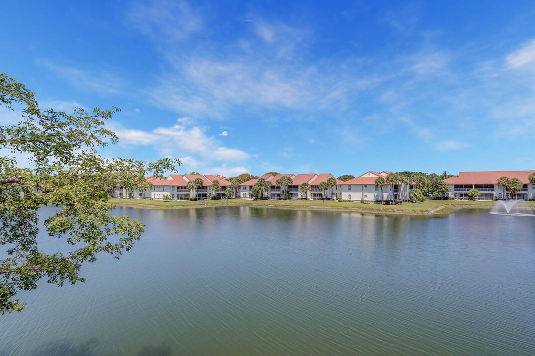 Под контрактом: $250,000 (2 спален, 2 ванн, 770 Квадратных фут)