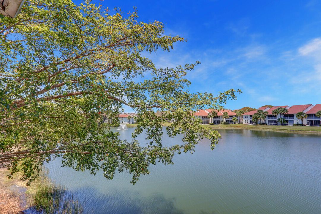 Под контрактом: $250,000 (2 спален, 2 ванн, 770 Квадратных фут)