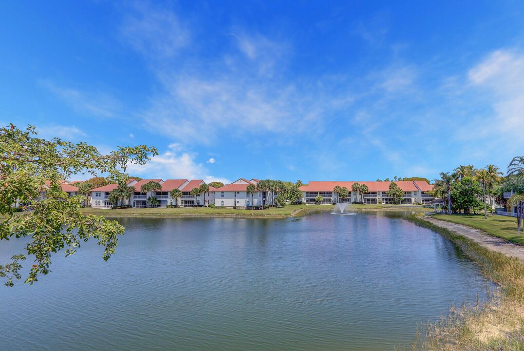 Под контрактом: $250,000 (2 спален, 2 ванн, 770 Квадратных фут)