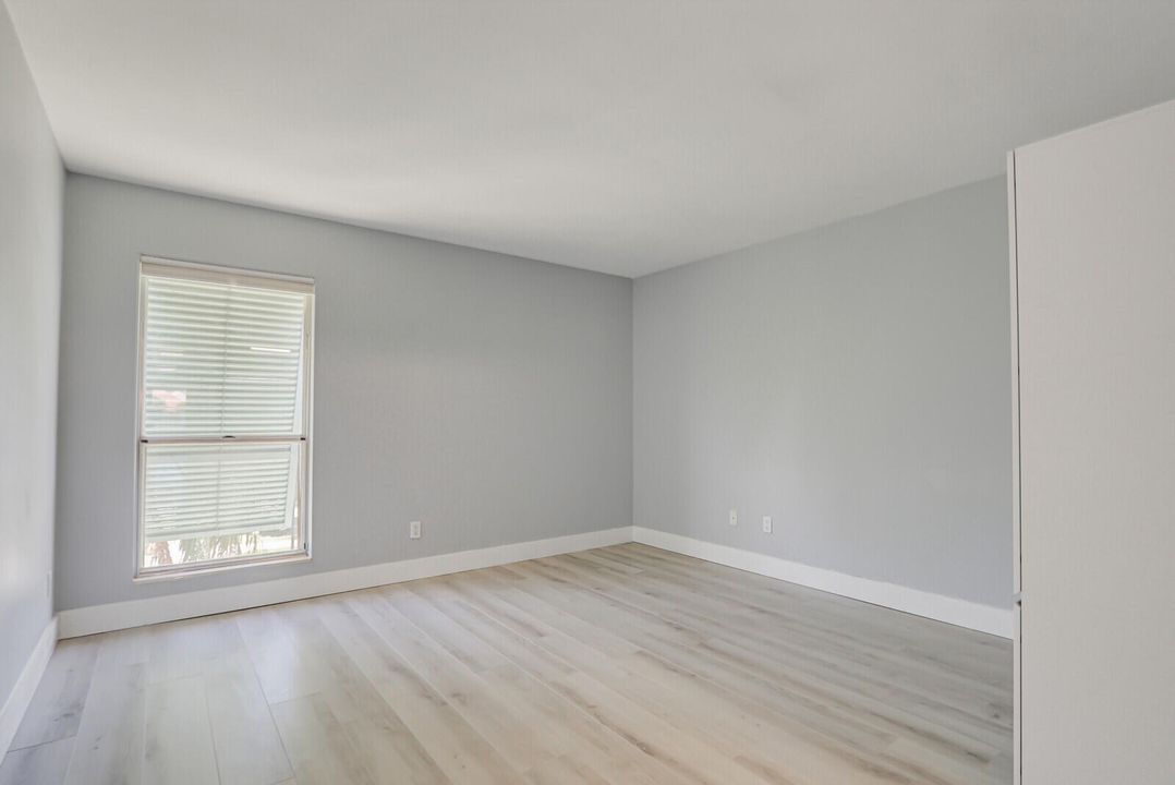 Под контрактом: $250,000 (2 спален, 2 ванн, 770 Квадратных фут)