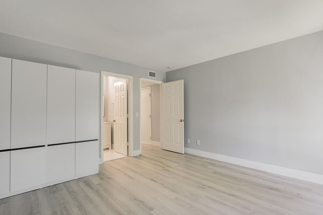 Под контрактом: $250,000 (2 спален, 2 ванн, 770 Квадратных фут)