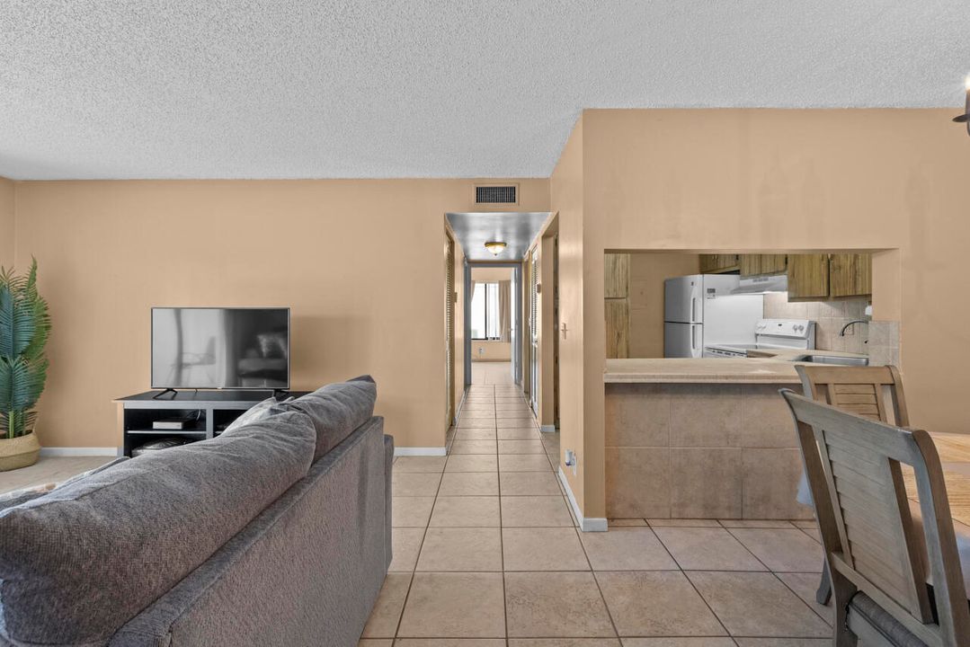 Под контрактом: $149,000 (2 спален, 2 ванн, 1064 Квадратных фут)