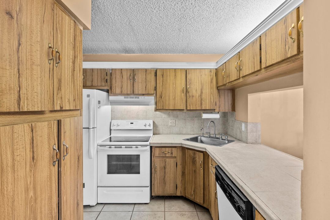 Под контрактом: $149,000 (2 спален, 2 ванн, 1064 Квадратных фут)