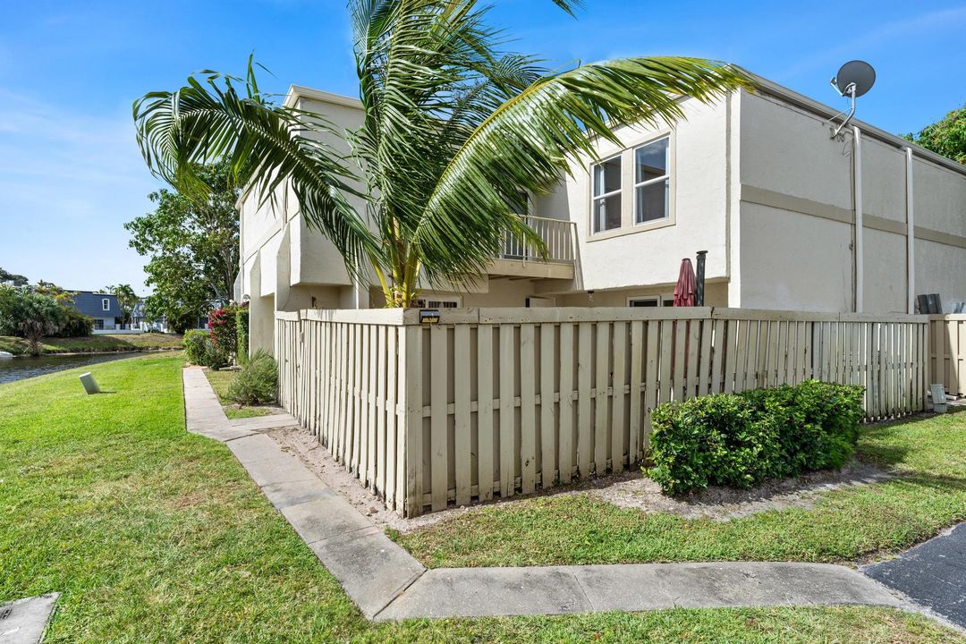 Active With Contract: $300,000 (2 beds, 2 baths, 1577 Square Feet)