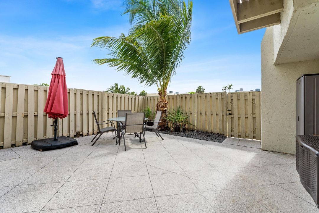 Active With Contract: $300,000 (2 beds, 2 baths, 1577 Square Feet)