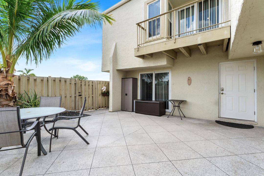 Active With Contract: $300,000 (2 beds, 2 baths, 1577 Square Feet)