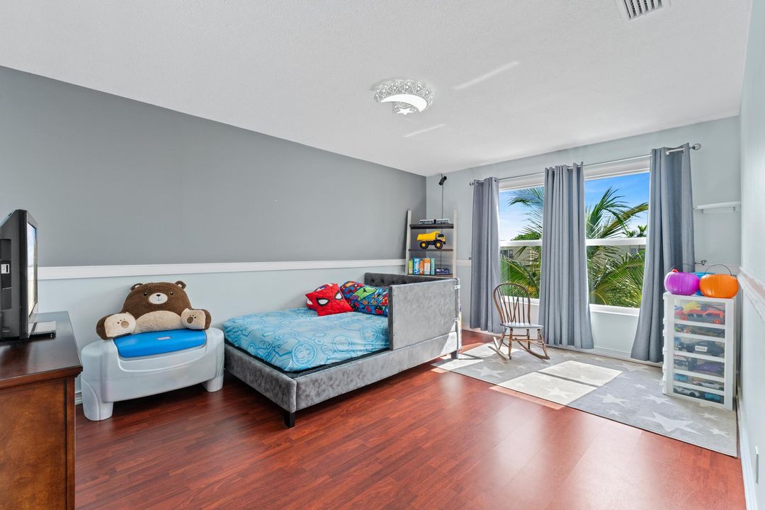 Active With Contract: $300,000 (2 beds, 2 baths, 1577 Square Feet)