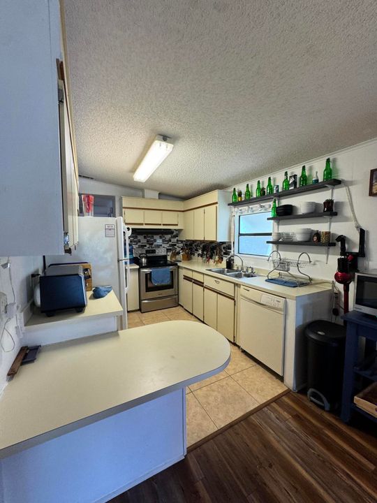 待售: $42,000 (2 贝兹, 2 浴室, 1300 平方英尺)