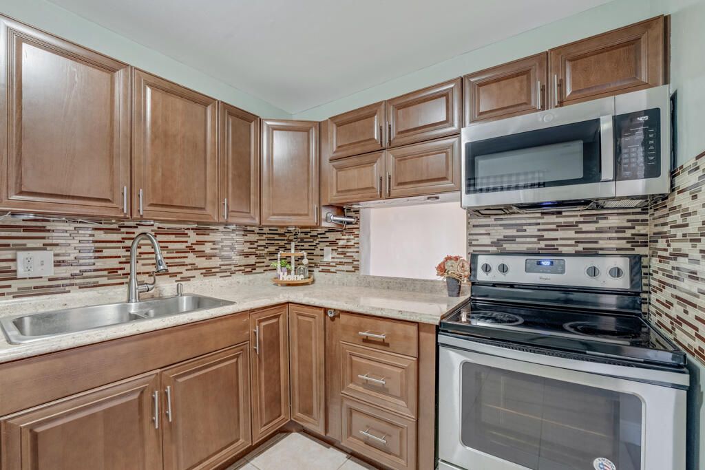 Vendido Recientemente: $139,900 (2 camas, 2 baños, 1021 Pies cuadrados)