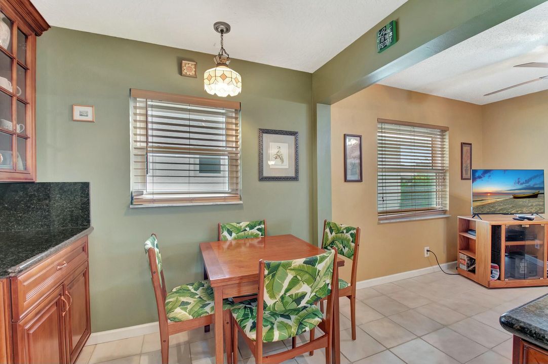For Sale: $450,000 (2 beds, 2 baths, 1428 Square Feet)