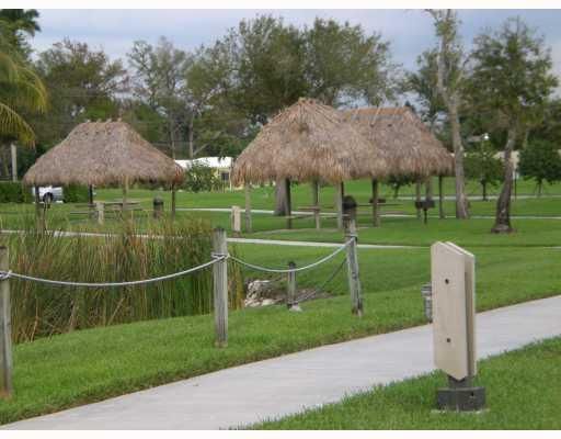 For Sale: $224,800 (2 beds, 2 baths, 920 Square Feet)