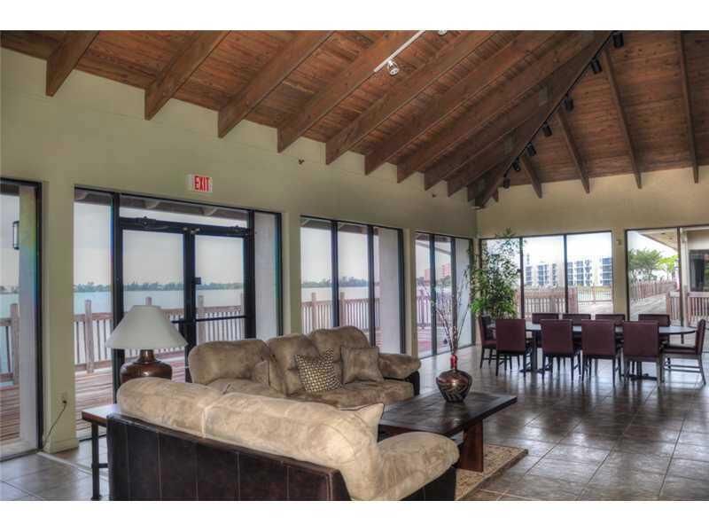For Sale: $224,800 (2 beds, 2 baths, 920 Square Feet)