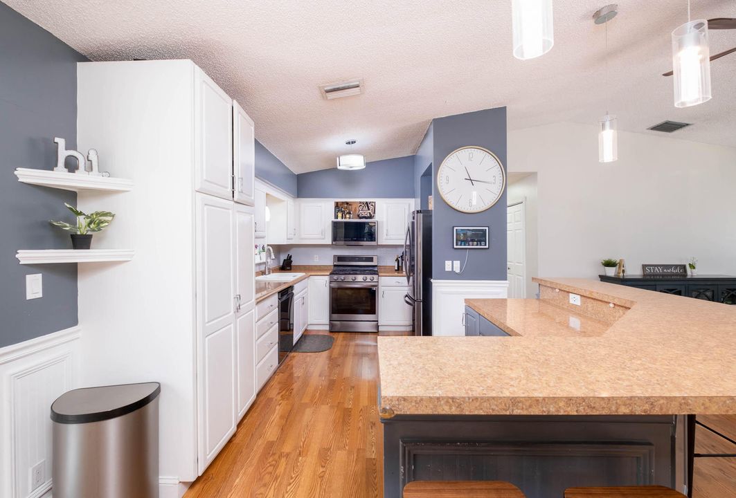 For Sale: $799,000 (4 beds, 2 baths, 1512 Square Feet)