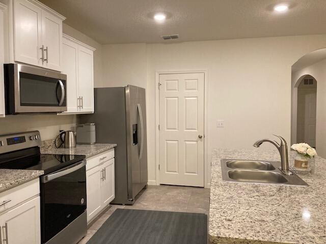 Active With Contract: $2,450 (3 beds, 2 baths, 1672 Square Feet)