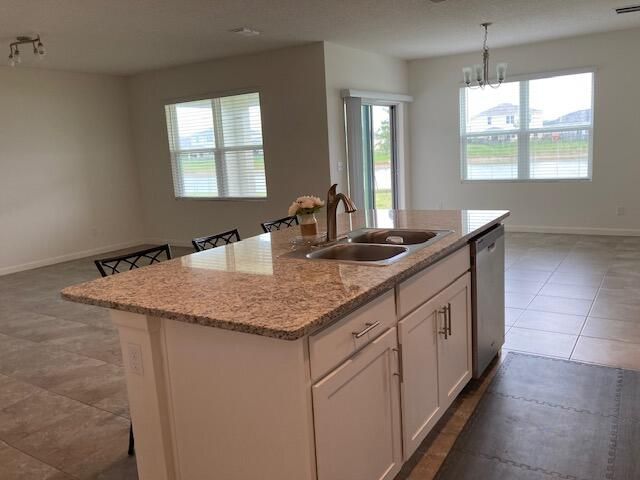 Active With Contract: $2,450 (3 beds, 2 baths, 1672 Square Feet)