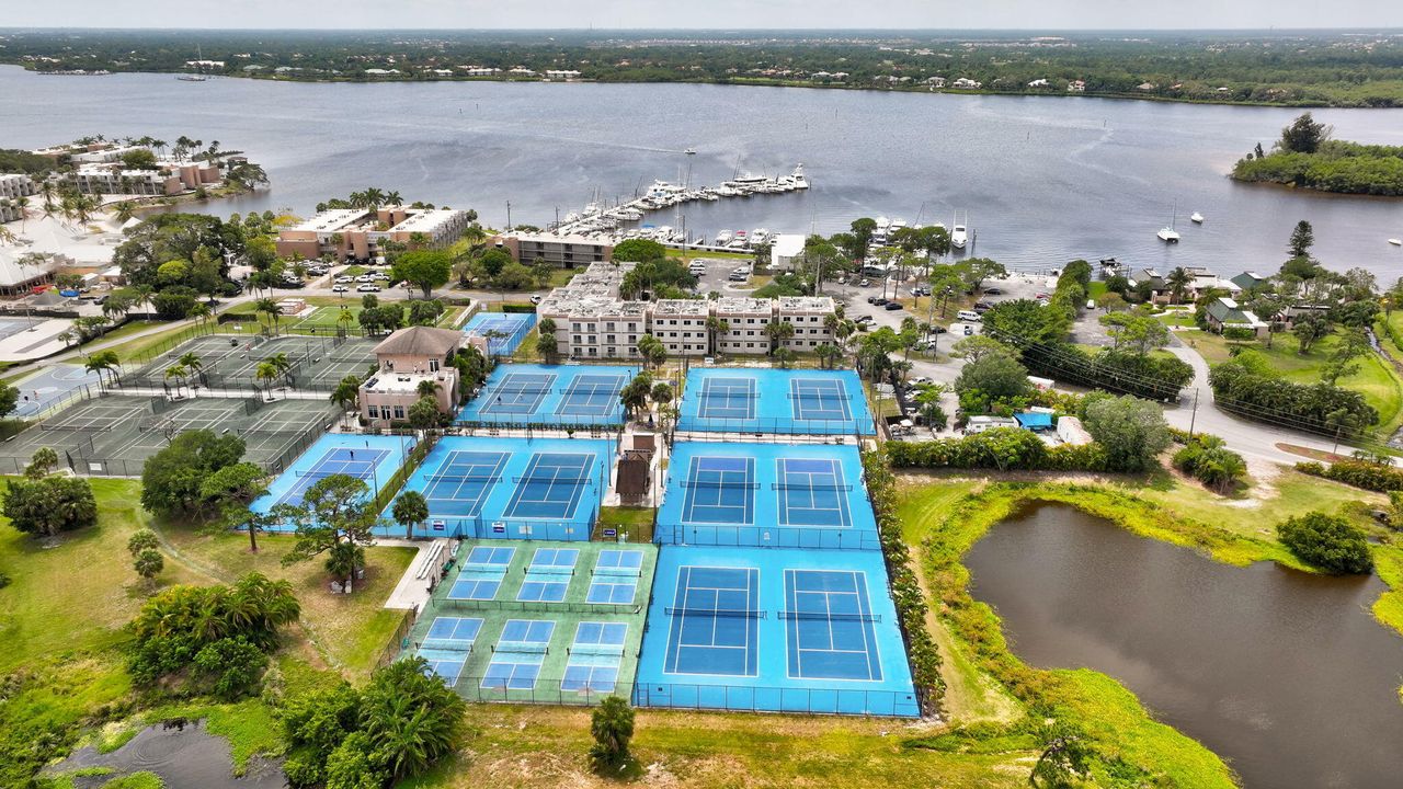 待售: $670,000 (4 贝兹, 2 浴室, 2128 平方英尺)