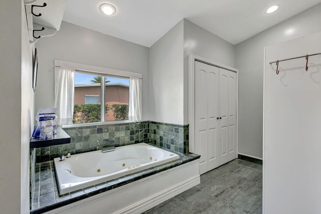 待售: $670,000 (4 贝兹, 2 浴室, 2128 平方英尺)