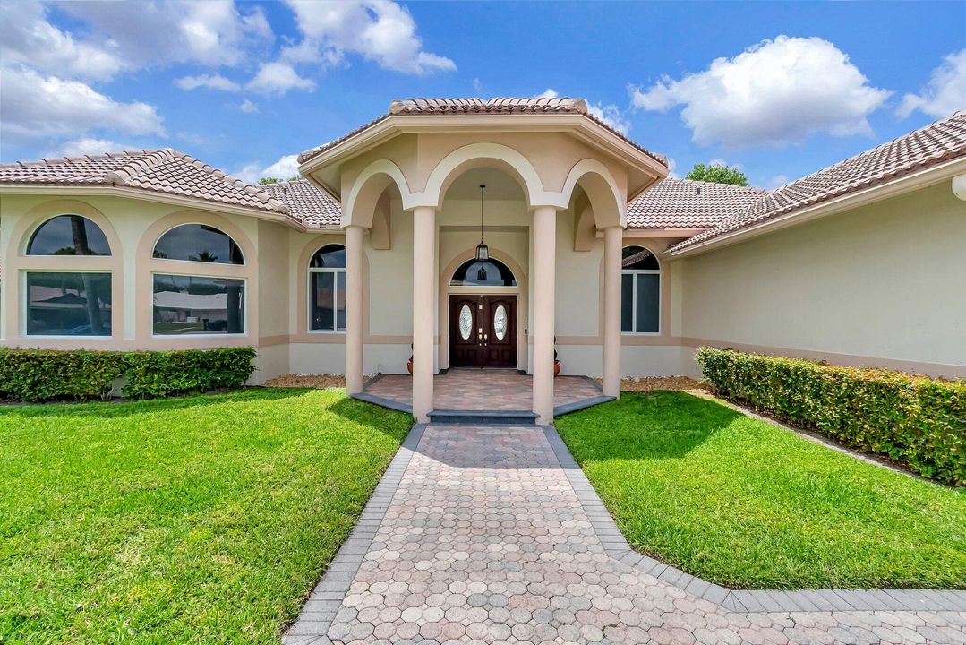 For Sale: $900,000 (4 beds, 3 baths, 2942 Square Feet)