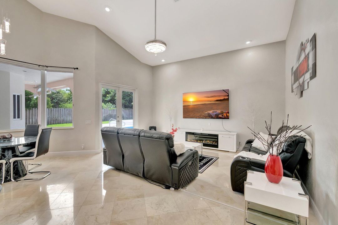 For Sale: $900,000 (4 beds, 3 baths, 2942 Square Feet)