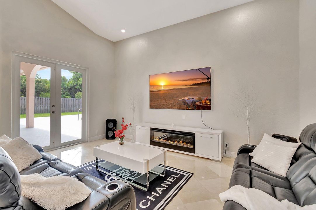 For Sale: $900,000 (4 beds, 3 baths, 2942 Square Feet)