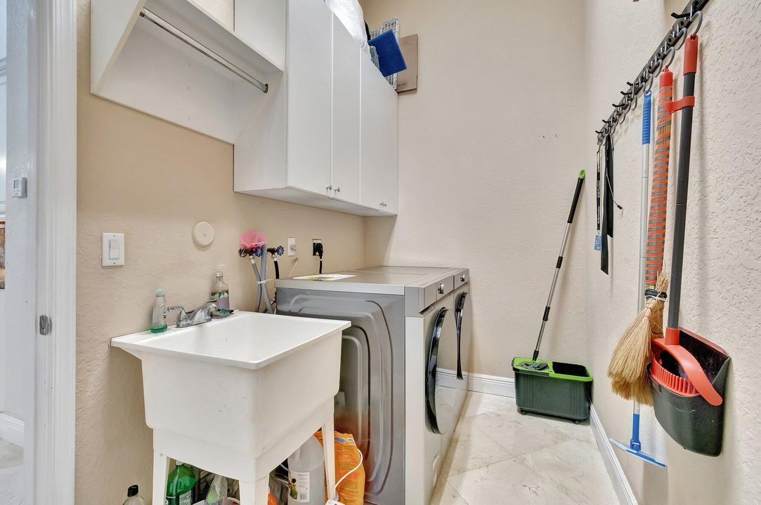 For Sale: $900,000 (4 beds, 3 baths, 2942 Square Feet)